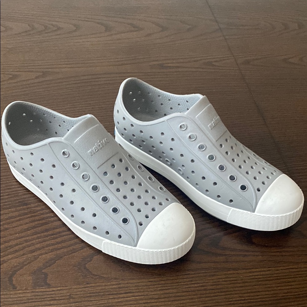 Native Jefferson Gray and White Water Shoes Slip-On 2 - Picture 2 of 7